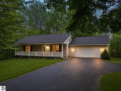 /international/us/8300-easy-street-lake-ann-mi-110108384440/