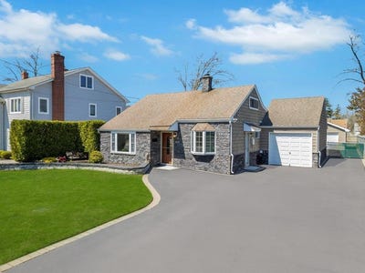/international/us/61-maple-street-islip-ny-110099131035/