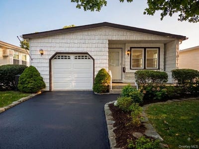 /international/us/162-village-circle-w-manorville-ny-110109844130/