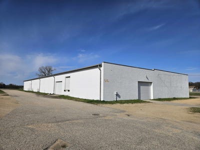 /international/us/1057-silver-lake-drive-portage-wi-110107316541/