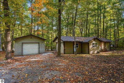 /international/us/4745-oakwood-drive-lake-ann-mi-110120412071/