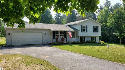 /international/us/8672-cedarcrest-drive-traverse-city-mi-110101235264/?lang=de