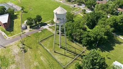 /international/us/315-n-elm-street-iola-ks-110108475533/