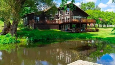 /international/us/2881-pleasant-view-road-decorah-ia-110100923838/