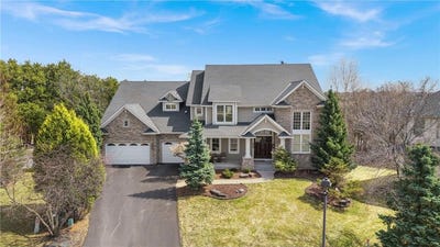 /international/us/2020-edgewood-court-chanhassen-mn-110106974942/