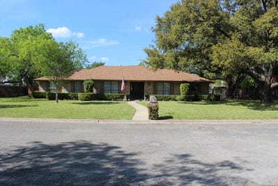 /international/us/408-mulberry-uvalde-tx-110107197425/