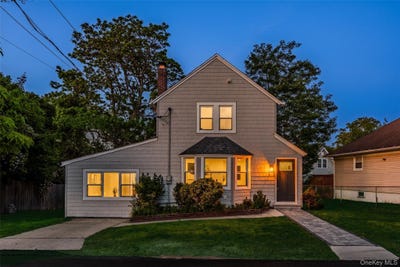 /international/us/19-westside-avenue-bay-shore-ny-110108682300/