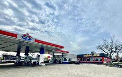 /international/us/1001-elizabeth-street-nicholasville-ky-110104457210/