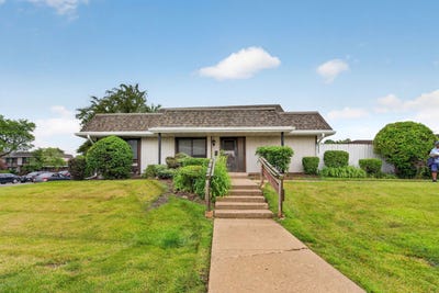/international/us/1289-court-e-hanover-park-il-110108689608/
