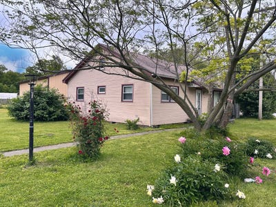 /international/us/8075-old-highway-50-flora-il-110107829852/