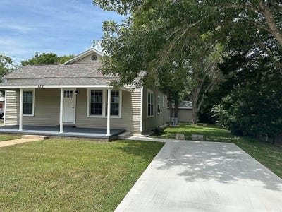 /international/us/113-north-middle-street-flatonia-tx-110107725587/