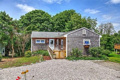 /international/us/33-w-main-road-little-compton-ri-110108474390/