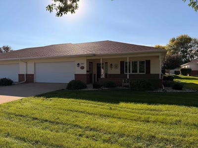 /international/us/302-juneau-ave-se-orange-city-ia-110120580151/