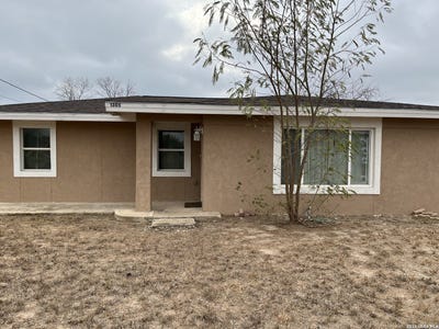 /international/us/1305-n-1st-carrizo-springs-tx-110105088169/