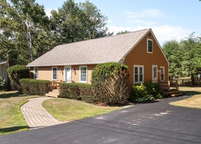 /international/us/9-elmwood-avenue-yarmouth-me-110120137351/