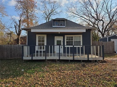/international/us/115-n-britt-street-siloam-springs-ar-110108146500/