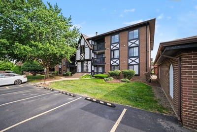 /international/us/13615-royal-court-crestwood-il-110108497846/