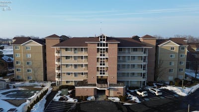 /international/us/57-marina-point-sandusky-oh-110105884192/