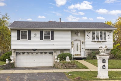 /international/us/1330-ironwood-court-aurora-il-110120884079/