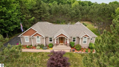 /international/us/10355-fencepost-lane-traverse-city-mi-110100451147/