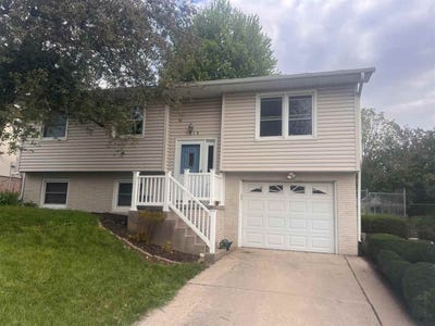 /international/us/1818-flatiron-ave-iowacity-ia-110107876699/