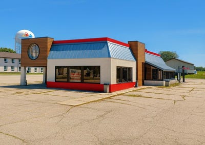 /international/us/2209-circle-dr-spirit-lake-ia-110104948341/