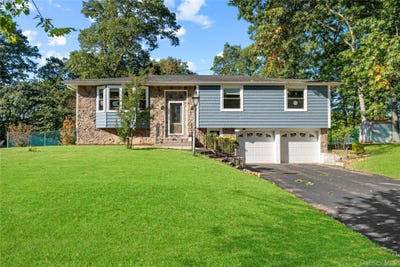 /international/us/28-peacock-lane-commack-ny-110120466595/