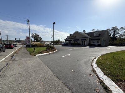 /international/us/927-main-street-west-dennis-ma-110103435400/