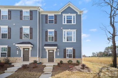 /international/us/1211-may-apple-drive-matthews-nc-110106430017/