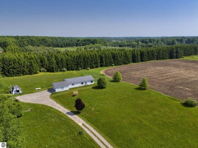 /international/us/8484-zue-road-buckley-mi-110100333065/