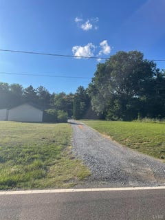 /international/us/4561-colonial-highway-evington-va-110108806539/