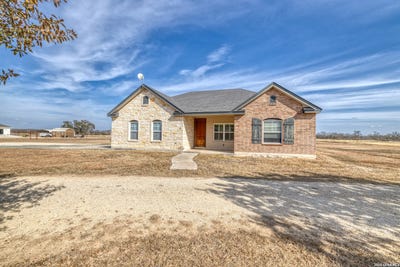 /international/us/8-valley-view-uvalde-tx-110105333652/