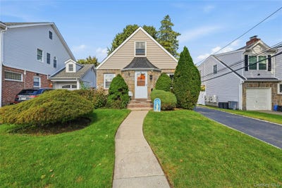 /international/us/39-primrose-drive-new-hyde-park-ny-110120418272/