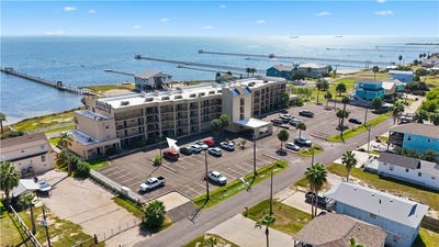 /international/us/1021-s-water-street-rockport-tx-110103227393/