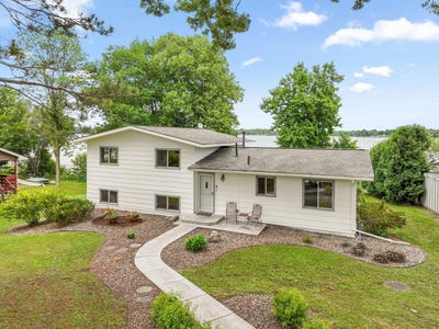 /international/us/11935-oak-street-chisago-city-mn-110108744038/