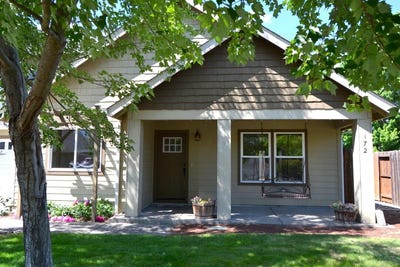 /international/us/172-se-yorktown-drive-grants-pass-or-110107911295/