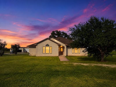 /international/us/972-county-road-335-rockdale-tx-110108474592/