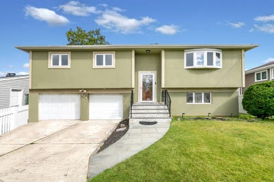 /international/us/584-yale-st-oceanside-ny-110099534721/