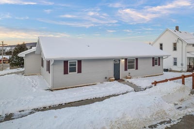 /international/us/119-w-hall-street-kendall-wi-110101391728/