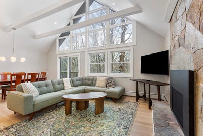 /international/us/373-tanglewood-drive-killington-vt-110105278917/