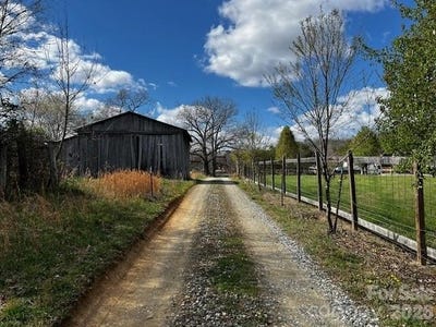 /international/us/137-cowboy-lane-hot-springs-nc-110108143131/