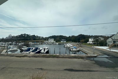 /international/us/115-riviera-drive-mastic-beach-ny-110102286877/