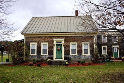 /international/us/448-elm-street-newport-me-110103548360/