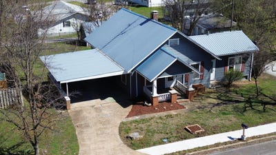/international/us/404-south-street-stockton-mo-110107777099/