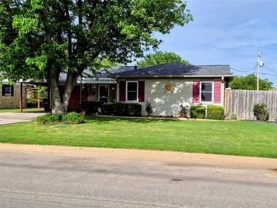/international/us/191-hampton-street-graham-tx-110107885569/