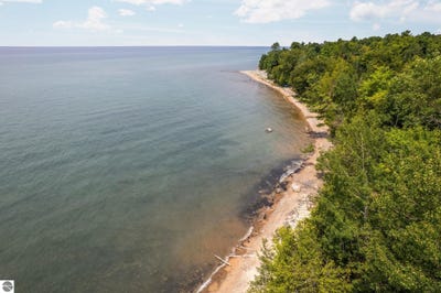 /international/us/11167-lakeshore-drive-charlevoix-mi-110119945426/