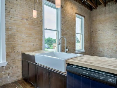 /international/us/110-s-main-st-elgin-tx-110106958260/