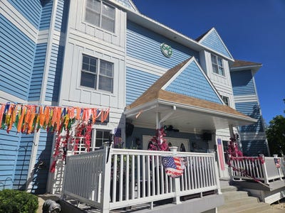 /international/us/123-center-street-lake-geneva-wi-110108476821/