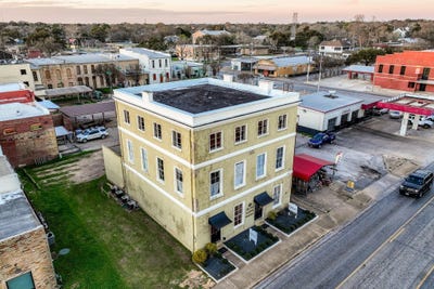 /international/us/138-w-travis-st-la-grange-tx-110100781702/