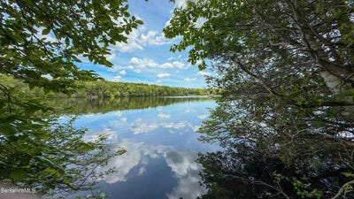 /international/us/18-osceola-dr-becket-ma-110099872197/